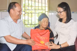 Phó Bí thư Tỉnh ủy Rah Lan Chung thăm, tặng quà người có công tại huyện Chư Sê