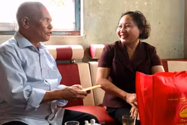 Phó Chủ tịch HĐND tỉnh Ayun H'Bút thăm, tặng quà gia đình chính sách tại Krông Pa