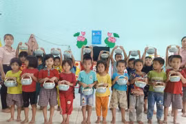 Bất ngờ với món quà cặp lồng mang cơm cho học trò miền núi