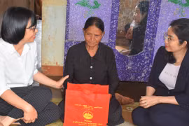 Phó Chủ tịch UBND tỉnh Nguyễn Thị Thanh Lịch thăm, tặng quà người có công tại huyện Chư Pưh