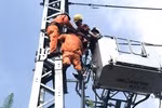 Đà Nẵng: Giải cứu thợ điện 20 tuổi bị điện giật, mắc kẹt trên trụ điện