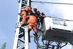 Đà Nẵng: Giải cứu thợ điện 20 tuổi bị điện giật, mắc kẹt trên trụ điện
