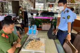 Kiên Giang: Phát hiện nhiều trang sức nghi chế tác từ ngà voi ở 2 tiệm vàng
