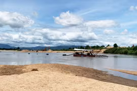 Người dân Chư Mố canh cánh nỗi lo sạt lở do khai thác cát