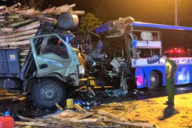 Bình Định: Xe khách đối đầu xe tải khiến tài xế và 3 hành khách bị thương