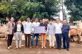 Tặng 30 suất quà và 3 con bò lai sinh sản cho hộ nghèo ở xã Nam Yang