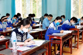 17 thí sinh bị đình chỉ chỉ vì mang điện thoại di động vào phòng thi