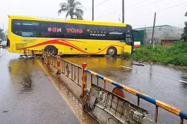 Chư Păh: Xe khách giường nằm mất lái tông vào dải phân cách