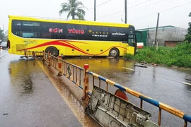Chư Păh: Xe khách giường nằm mất lái tông vào dải phân cách