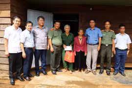 Thiếu tướng Rah Lan Lâm thăm, tặng quà các bệnh binh tại huyện Chư Prông