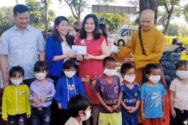 Tặng đồng phục và đồ dùng học tập cho học sinh huyện Chư Sê