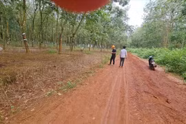 Công an tiến hành thực nghiệm hiện trường vụ cháu bé bị đốt chân ở Đắk Lắk