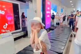 Cục Hàng không xác minh cô gái ngồi trên băng chuyền hành lý sân bay