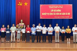 Gia Lai: Trao giấy chứng nhận cho 64 cộng tác viên dư luận xã hội