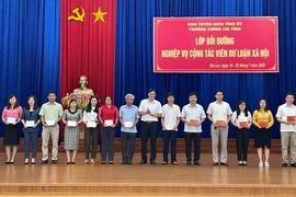Gia Lai: Trao giấy chứng nhận cho 64 cộng tác viên dư luận xã hội