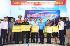 Trao 5 bàn bóng bàn cho các đơn vị ở Gia Lai