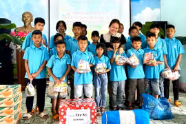 Tặng quà cho thiếu nhi và người già tại Trung tâm Bảo trợ Xã hội tổng hợp tỉnh