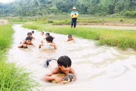 Cần tận dụng mặt nước sẵn có dạy kỹ năng phòng tránh đuối nước cho trẻ