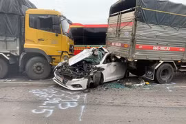 Đồng Nai: Ô tô 4 chỗ bị biến dạng sau va chạm liên hoàn