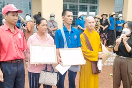 Tặng 400 suất quà cho người nghèo, khó khăn huyện Chư Pưh và Chư Sê