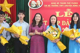 Kết nạp 7 đảng viên là học sinh