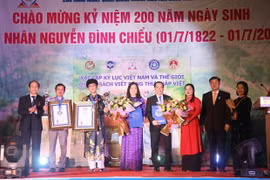 Quyển sách thư pháp "Nguyễn Đình Chiểu thi tuyển" được trao kỷ lục thế giới