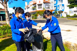 Bảo Lộc: Hàng trăm bạn trẻ tình nguyện vệ sinh môi trường vì văn minh đô thị