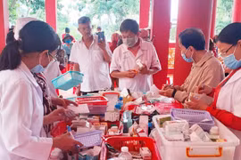 Khám bệnh, cấp thuốc miễn phí và tặng quà cho hộ nghèo huyện Chư Sê