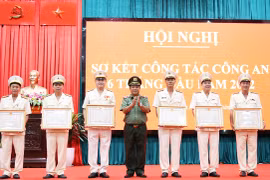 10 cá nhân thuộc Công an tỉnh Gia Lai đón nhận Huân chương Bảo vệ Tổ quốc hạng ba