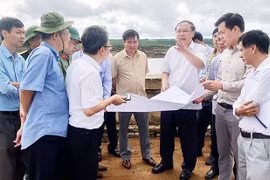 Thứ trưởng Bộ Tài nguyên và Môi trường Lê Công Thành kiểm tra thủy lợi Ia Ring