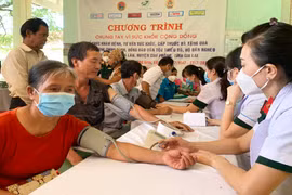 Bệnh viện Quân y 175 và Công đoàn cơ sở Báo chí: Khám, cấp thuốc miễn phí cho người nghèo xã Ia Lâu