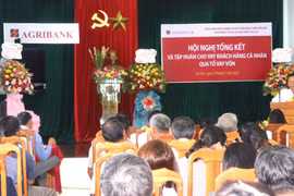 An Khê: Tặng giấy khen cho 23 tổ trưởng tổ vay vốn