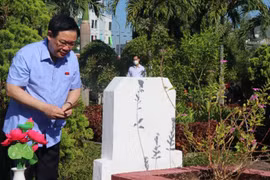 Chủ tịch Quốc hội Vương Đình Huệ dâng hương các anh hùng liệt sĩ tại Quảng Ngãi