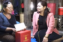 Chủ tịch Hội LHPN tỉnh Rơ Chăm H'Hồng thăm, tặng quà gia đình có công cách mạng tại Đak Pơ