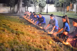 Thắp nến tri ân tại Đền Tưởng niệm liệt sĩ Hội Phú