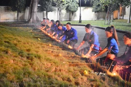 Thắp nến tri ân tại Đền Tưởng niệm liệt sĩ Hội Phú