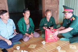 Phó Chỉ huy trưởng Bộ Chỉ huy Quân sự tỉnh Đinh Văn Thê thăm, tặng quà gia đình chính sách tại huyện Đức Cơ