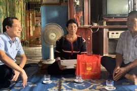 Phó Chủ tịch Thường trực UBND tỉnh Đỗ Tiến Đông thăm, tặng quà gia đình chính sách tại huyện Phú Thiện