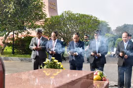 Lãnh đạo tỉnh Gia Lai dâng hoa, dâng hương tưởng niệm Chủ tịch Hồ Chí Minh và viếng các anh hùng liệt sĩ