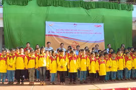 Trao quà cho học sinh nghèo huyện Chư Prông