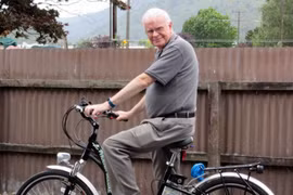 Người lớn tuổi nên đi xe đạp điện thay vì xe đạp