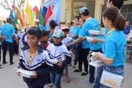 "Bát cơm ngàn nhà" ấm lòng trẻ em vùng khó