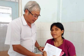 Trao 14 triệu đồng cho người phụ nữ mù bị ung thư