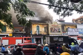 Bốn vị khách mắc kẹt trong đám cháy khách sạn ở Hải Phòng