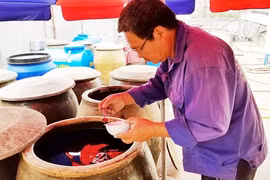 Thăng trầm nước mắm truyền thống-Bài 1: Giọt mặn mòi của biển