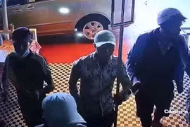 Bắt nhóm đối tượng nghi đòi bảo kê chém nhân viên quán càphê nhập viện