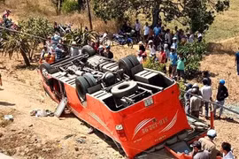 Xe chở khách du lịch Hàn Quốc lao xuống vực sâu