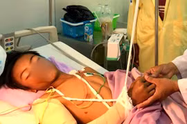 Học sinh đi bắt chuột bị máy gặt lúa cuốn đứt lìa cánh tay