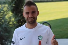 Dùng dao cứa cổ đối phương, cầu thủ nhận án phạt cực nặng