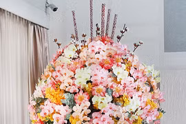 Bình hoa cao 2 m giá 60 triệu dịp 8/3